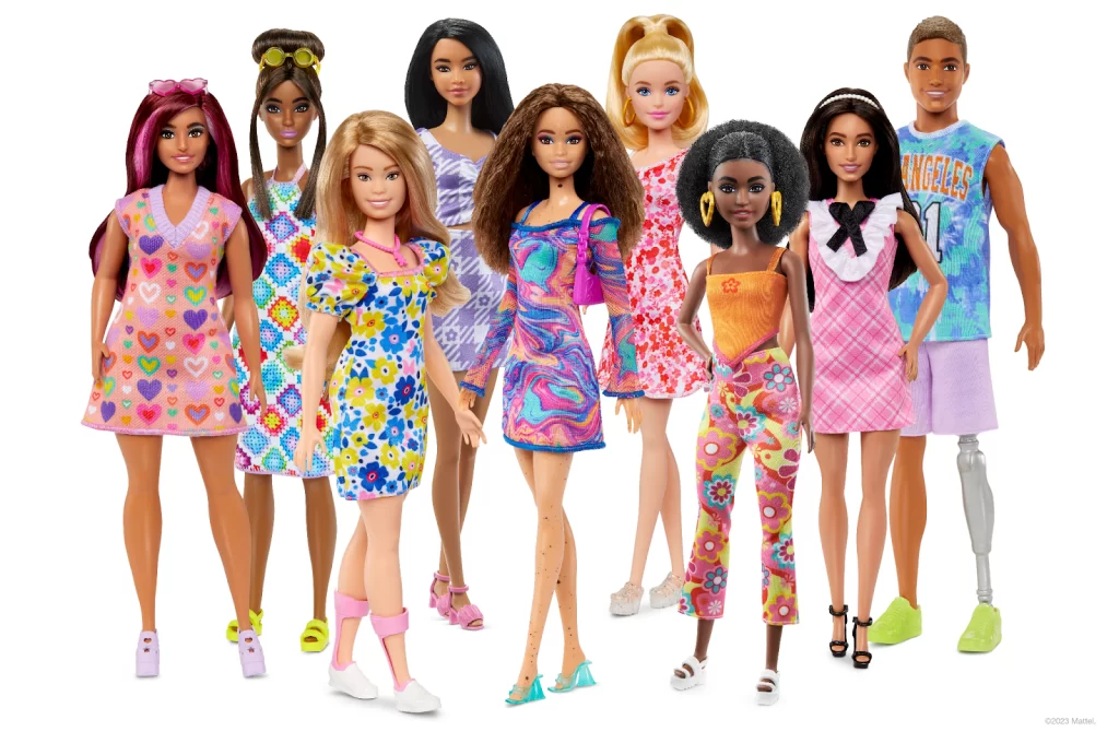 Linha com bonecas Barbie diversas incluindo uma que representa síndrome de Down e versões negras da boneca.  