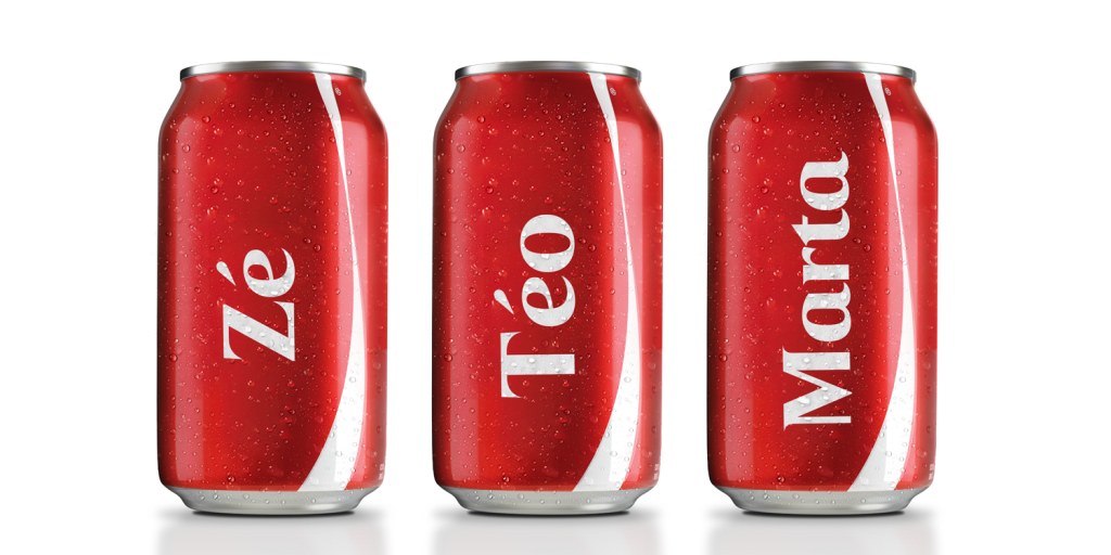 Latas de Coca Cola com nomes de pessoas em campanha feita pela marca